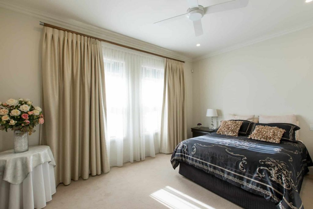 Stan Bond SA - Indoor Blinds Adelaide - Image traditional bedroom curtains