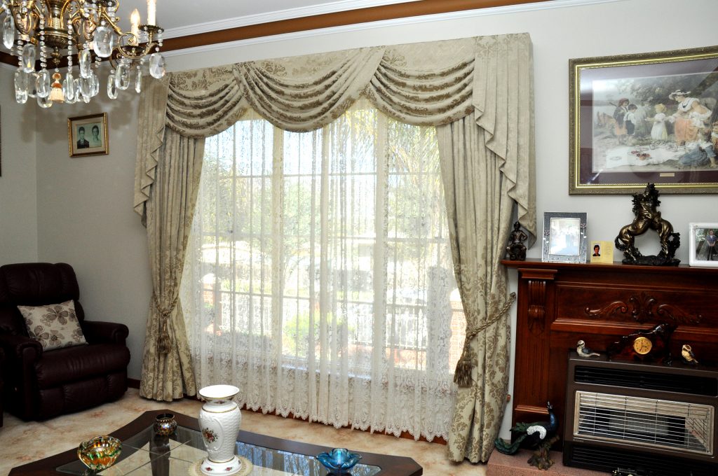 Stan Bond SA - Curtains Adelaide - Image of traditional living room and curtains
